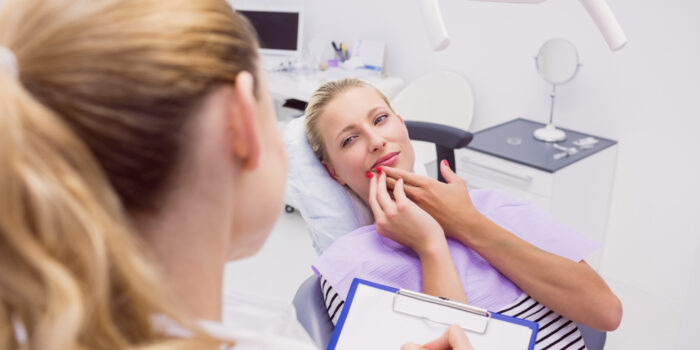 Dantys šalinami dėl įvairių priežasčių. Nors visi dantys teoriškai šalinami tuo pačiu tikslu – pašalinti problemą, praktikoje protinių dantų traukimas skiriasi tiek savo eiga, tiek pasiruošimu, tiek gijimu. Šiame straipsnyje paaiškinama, kuo iš esmės skiriasi protinių dantų rovimas nuo įprasto dantų šalinimo. Dantų padėtis ir dygimas Vienas pagrindinių skirtumų yra dantų padėtis žandikaulyje. Protiniai dantys dygsta paskutiniai, dažniausiai tada, kai žandikaulis jau neturi pakankamai vietos. Dėl to jie gali dygti pasvirę, spausti šalia esančius dantis arba likti visiškai neišdygę. Kiti dantys paprastai būna taisyklingoje padėtyje, pilnai išdygę ir lengviau pasiekiami, todėl jų šalinimas reikalauja mažiau intervencijos. Procedūros sudėtingumas Įprasto danties rovimas dažniausiai yra trumpa ir techniškai nesudėtinga procedūra. Dantis sugriebiamas ir pašalinamas be papildomų chirurginių veiksmų. Protinių dantų rovimas dažnai reikalauja chirurginio pjūvio, kaulo šalinimo ar danties dalijimo į dalis. Tai ypač būdinga neišdygusiems arba dalinai išdygusiems protiniams dantims. Diagnostikos poreikis Prieš šalinant protinį dantį, dažniau atliekami papildomi tyrimai – panoraminė rentgeno nuotrauka ar 3D tyrimas. Tai leidžia įvertinti danties padėtį, šaknų kryptį ir atstumą iki nervų. Kitų dantų atveju dažnai pakanka standartinės rentgeno nuotraukos arba net vizualinio įvertinimo. Gijimo eiga Po paprasto danties šalinimo gijimas paprastai būna greitas ir nesudėtingas. Diskomfortas dažniausiai trunka vieną ar dvi dienas. Po protinių dantų rovimo gijimas dažnai užtrunka ilgiau. Gali pasireikšti tinimas, skausmas, ribotas burnos atvėrimas. Dėl didesnio audinių pažeidimo organizmui reikia daugiau laiko atsistatyti. Galimos komplikacijos Protinių dantų šalinimas siejamas su didesne komplikacijų rizika. Dažniau pasitaiko alveolitas, uždegimas ar ilgalaikis skausmas. Kai kuriais atvejais gali būti dirginami nervai. Kitų dantų rovimo atveju komplikacijos pasitaiko rečiau ir paprastai būna lengvesnės. Pooperacinė priežiūra Pašalinus protinį dantį, pacientui dažniau pateikiamos išsamios rekomendacijos: riboti fizinį aktyvumą, koreguoti mitybą, vartoti paskirtus vaistus. Taip pat dažniau skiriamos pakartotinės apžiūros. Po įprasto danties šalinimo priežiūra dažniausiai apsiriboja bazinėmis higienos rekomendacijomis. Šalinimo priežastys Protiniai dantys neretai šalinami profilaktiškai, net ir nesukeldami skausmo, siekiant išvengti ateities problemų – dantų susigrūdimo ar uždegimų. Kiti dantys paprastai šalinami tik tada, kai jų nebeįmanoma išsaugoti. Protinių dantų rovimas – sudėtingesnė nei įprasta procedūra Protinių dantų rovimas skiriasi nuo kitų dantų šalinimo savo sudėtingumu, pasiruošimu ir gijimo eiga. Nors abi procedūros turi bendrą tikslą, jų atlikimas ir poveikis organizmui nėra vienodi. Supratimas apie šiuos skirtumus padeda realistiškai įvertinti procedūrą ir pasiruošti galimiems pojūčiams po jos. Kur kreiptis dėl protinių dantų rovimo Planuojant protinių dantų rovimą, svarbu rinktis kliniką, turinčią patirties atliekant sudėtingesnes dantų šalinimo procedūras. Vilniuje viena iš galimų pasirinkimo vietų yra klinika 32:Balti, kurioje atliekamas tiek įprastas, tiek chirurginis protinių dantų rovimas. Klinikoje taikomi šiuolaikiniai diagnostikos ir gydymo metodai, o pacientams suteikiama išsami informacija apie procedūros eigą ir gijimo laikotarpį.