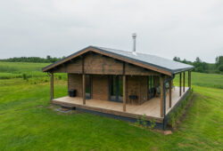 Medinės lauko pavėsinės: kaina, pasirinkimo galimybės ir kodėl verta investuoti Timber Cabins Kazokiskes-13