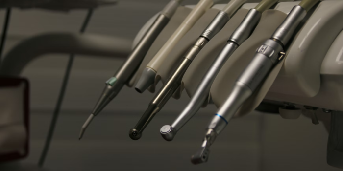 Kuo skiriasi senas požiūris į odontologiją nuo šiuolaikinio gydymo?