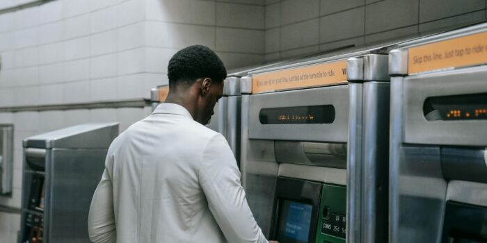 Vienas papildomas bilietas retai atrodo svarbus, kol mėnesio suma susideda