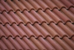 Kuo skiriasi metalinė stogo danga nuo čerpinių stogų? Kuo skiriasi metalinė stogo danga nuo čerpinių stogų?