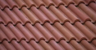 Kuo skiriasi metalinė stogo danga nuo čerpinių stogų?