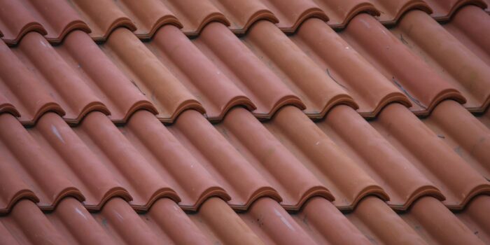 Kuo skiriasi metalinė stogo danga nuo čerpinių stogų?