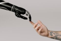 Kuo skiriasi mokamos ir nemokamos dirbtinio intelekto programėlės? dirbtinio intelekto programos